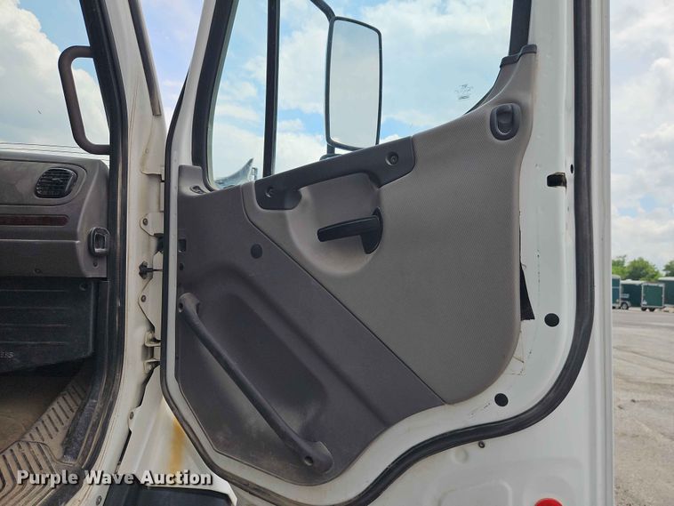 image for item EO7468 2018 Freightliner 108SD dump truck