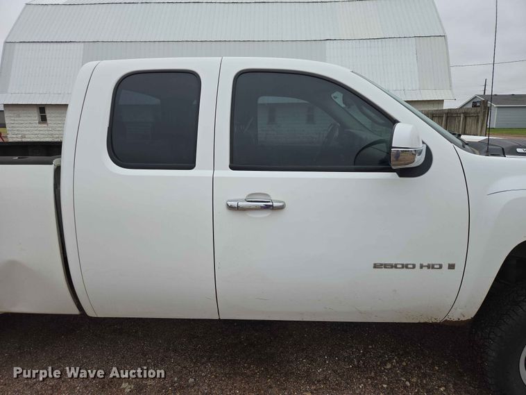 image for item ER1622 2009 Chevrolet Silverado 2500HD Ext. Cab pickup truck