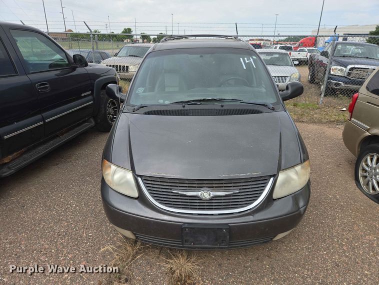 image for item ER1718 2004 Chrysler Town And Country van