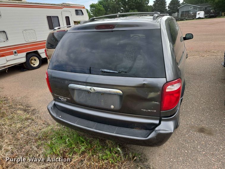 image for item ER1718 2004 Chrysler Town And Country van