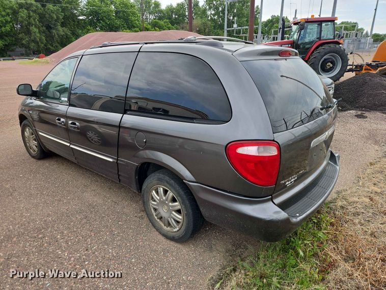 image for item ER1718 2004 Chrysler Town And Country van
