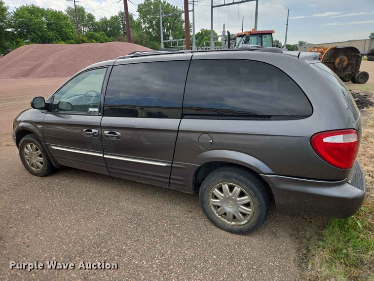 image for item ER1718 2004 Chrysler Town And Country van