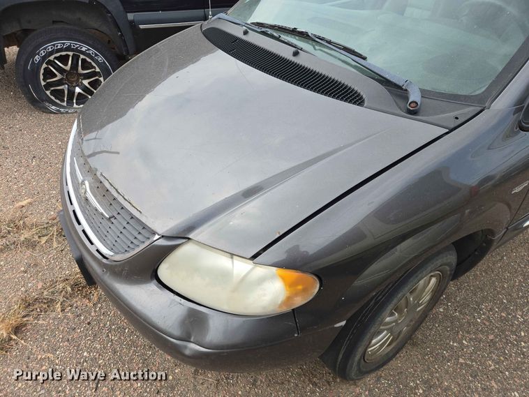 image for item ER1718 2004 Chrysler Town And Country van