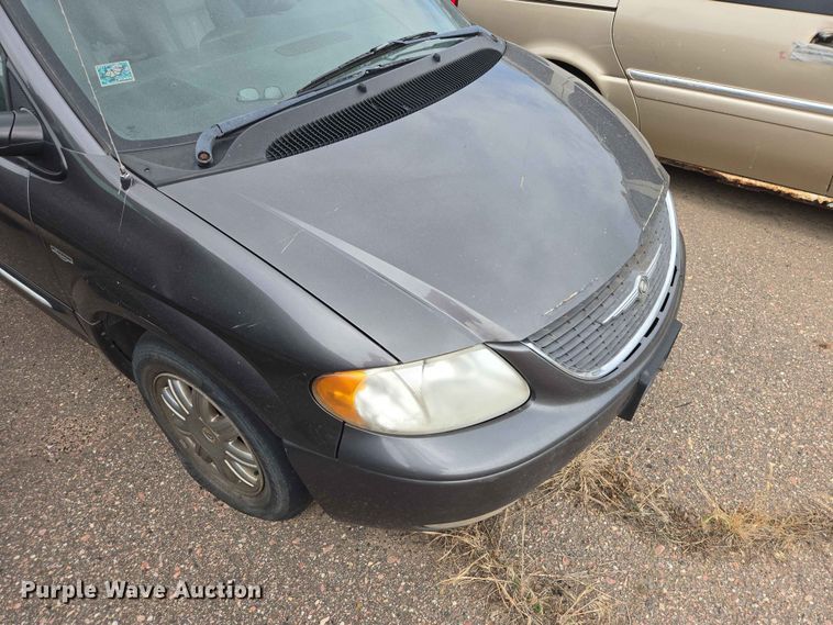 image for item ER1718 2004 Chrysler Town And Country van