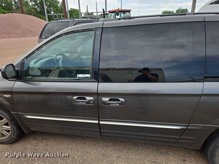 image for item ER1718 2004 Chrysler Town And Country van