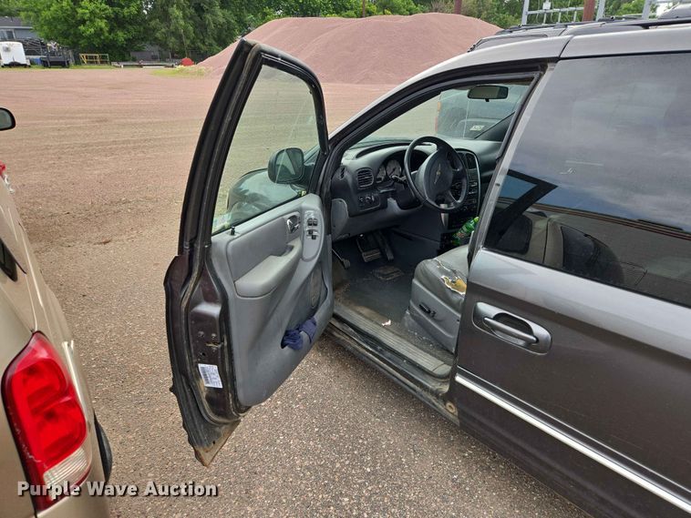 image for item ER1718 2004 Chrysler Town And Country van