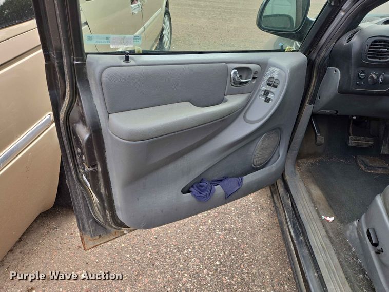 image for item ER1718 2004 Chrysler Town And Country van