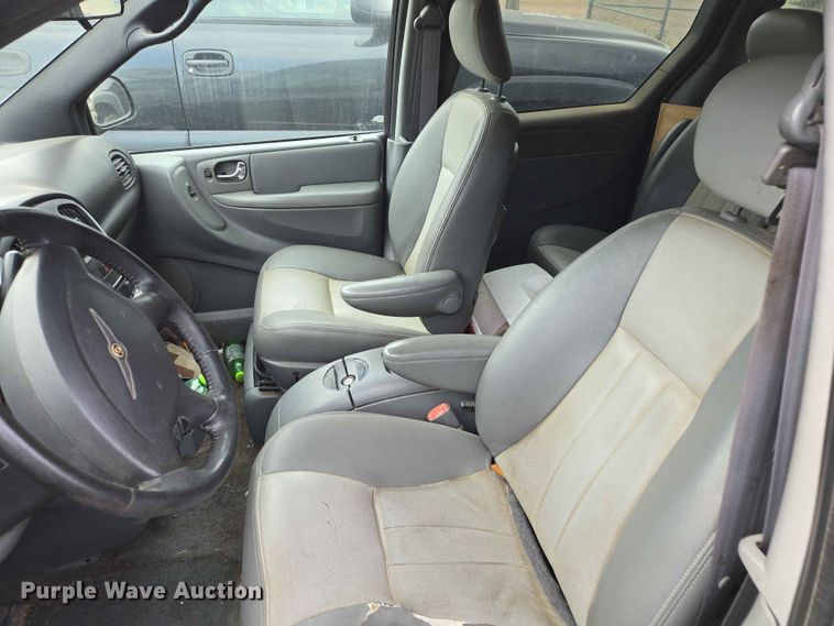 image for item ER1718 2004 Chrysler Town And Country van