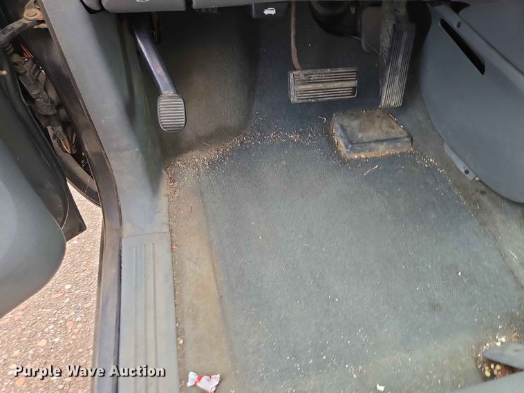 image for item ER1718 2004 Chrysler Town And Country van