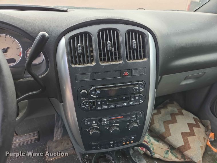 image for item ER1718 2004 Chrysler Town And Country van