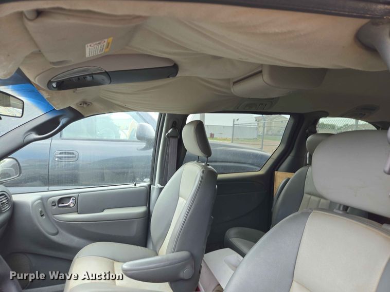 image for item ER1718 2004 Chrysler Town And Country van