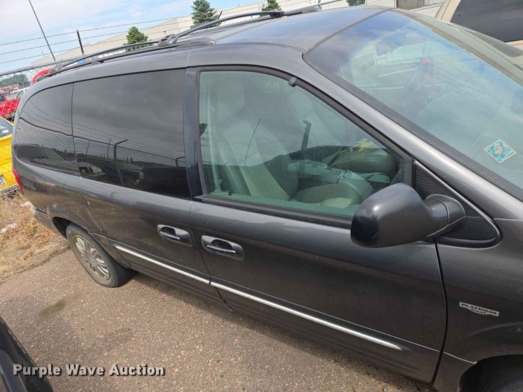 image for item ER1718 2004 Chrysler Town And Country van