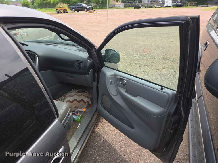image for item ER1718 2004 Chrysler Town And Country van