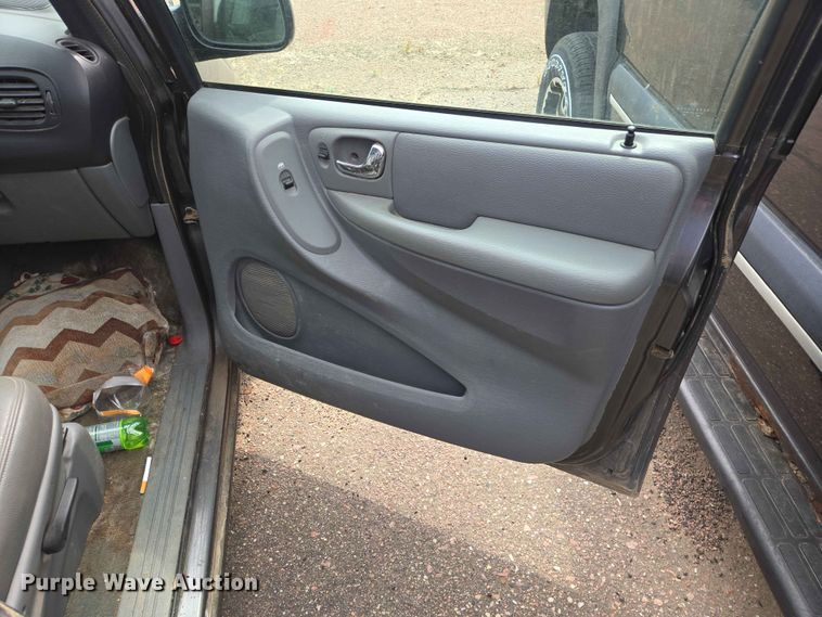 image for item ER1718 2004 Chrysler Town And Country van