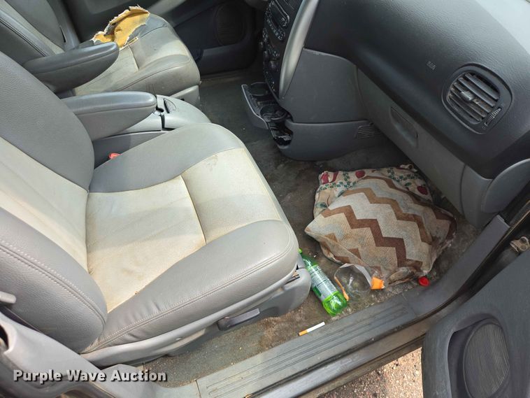 image for item ER1718 2004 Chrysler Town And Country van
