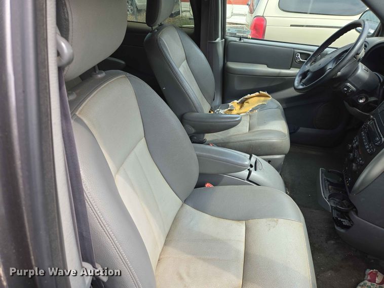image for item ER1718 2004 Chrysler Town And Country van