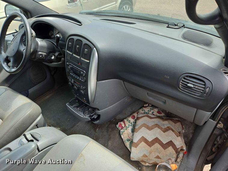 image for item ER1718 2004 Chrysler Town And Country van