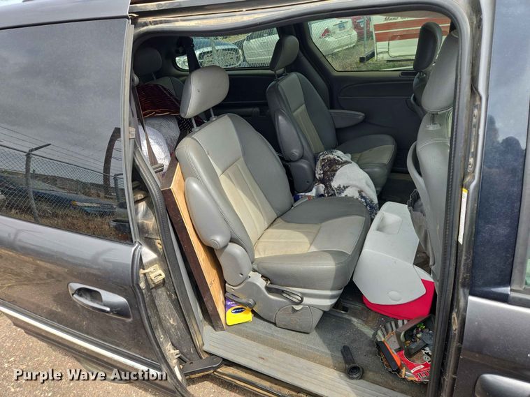 image for item ER1718 2004 Chrysler Town And Country van