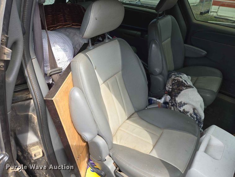image for item ER1718 2004 Chrysler Town And Country van