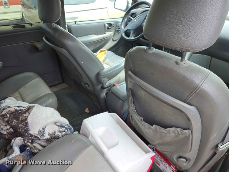 image for item ER1718 2004 Chrysler Town And Country van
