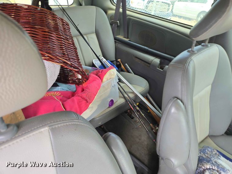 image for item ER1718 2004 Chrysler Town And Country van