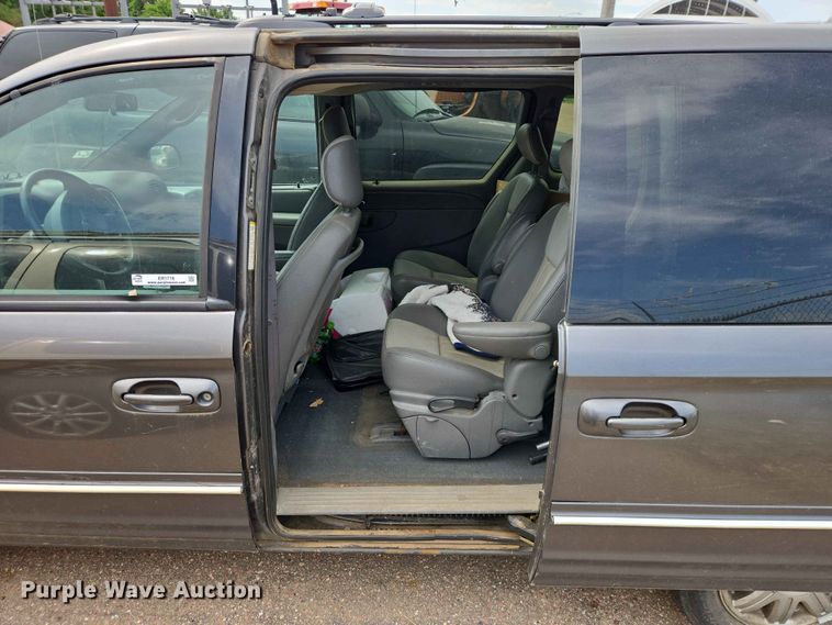 image for item ER1718 2004 Chrysler Town And Country van