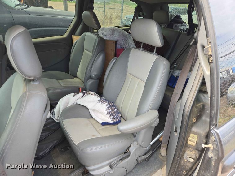 image for item ER1718 2004 Chrysler Town And Country van