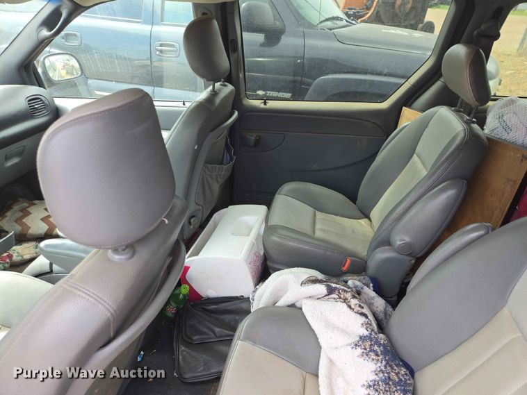image for item ER1718 2004 Chrysler Town And Country van