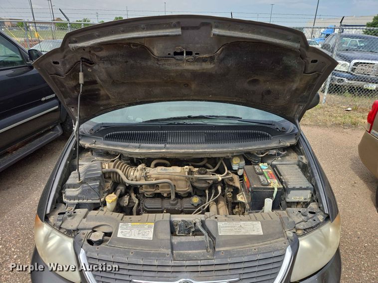 image for item ER1718 2004 Chrysler Town And Country van