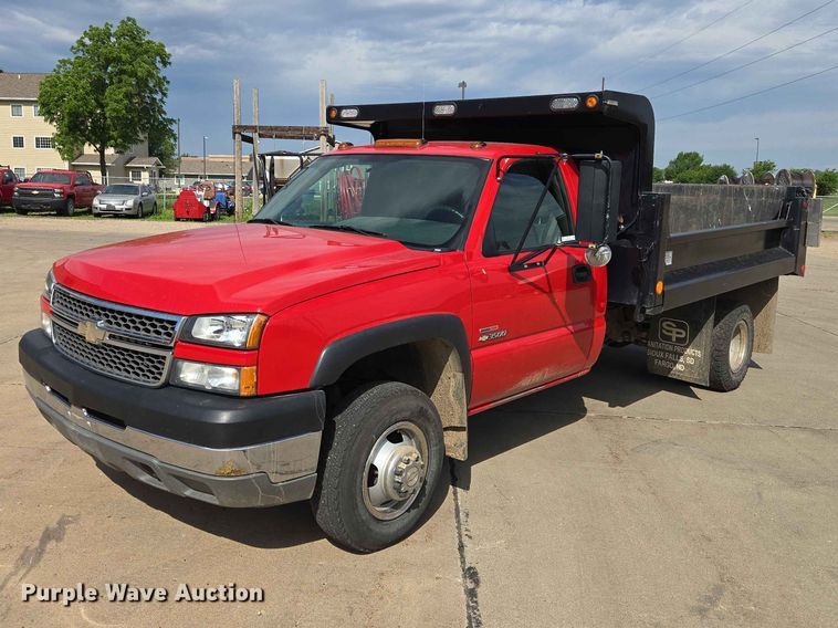 image for item ER1725 2005 Chevrolet Silverado 3500 dump bed pickup truck