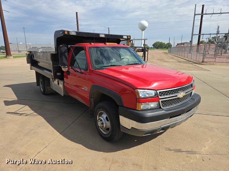 image for item ER1725 2005 Chevrolet Silverado 3500 dump bed pickup truck