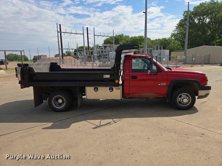image for item ER1725 2005 Chevrolet Silverado 3500 dump bed pickup truck