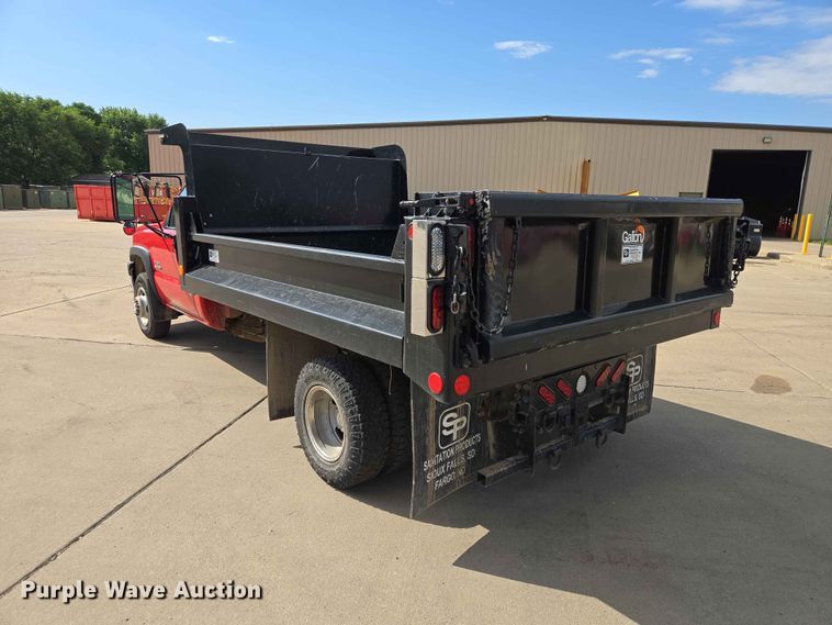 image for item ER1725 2005 Chevrolet Silverado 3500 dump bed pickup truck