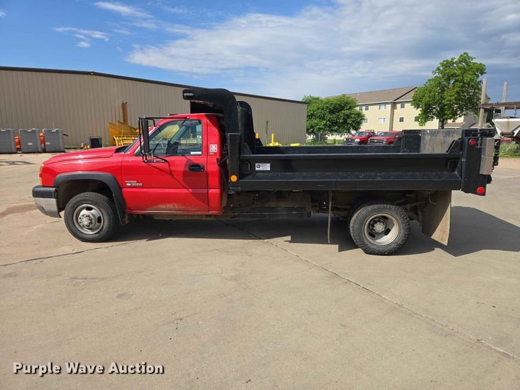 image for item ER1725 2005 Chevrolet Silverado 3500 dump bed pickup truck