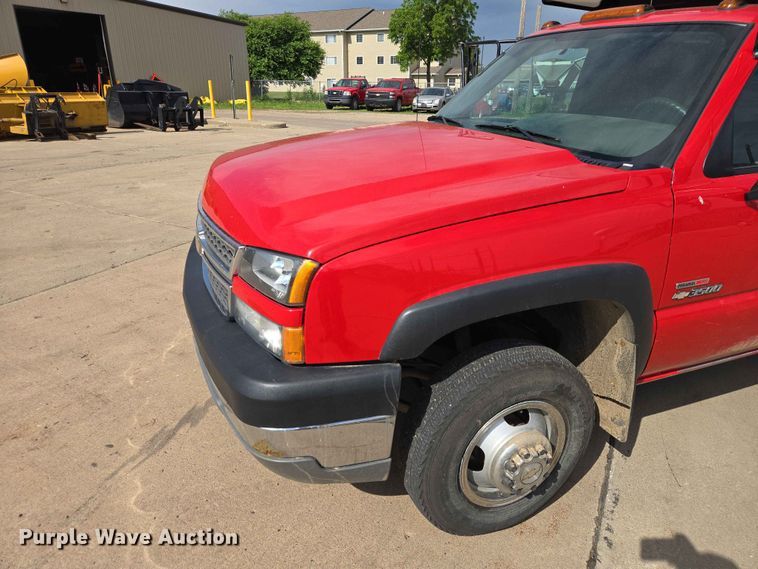image for item ER1725 2005 Chevrolet Silverado 3500 dump bed pickup truck