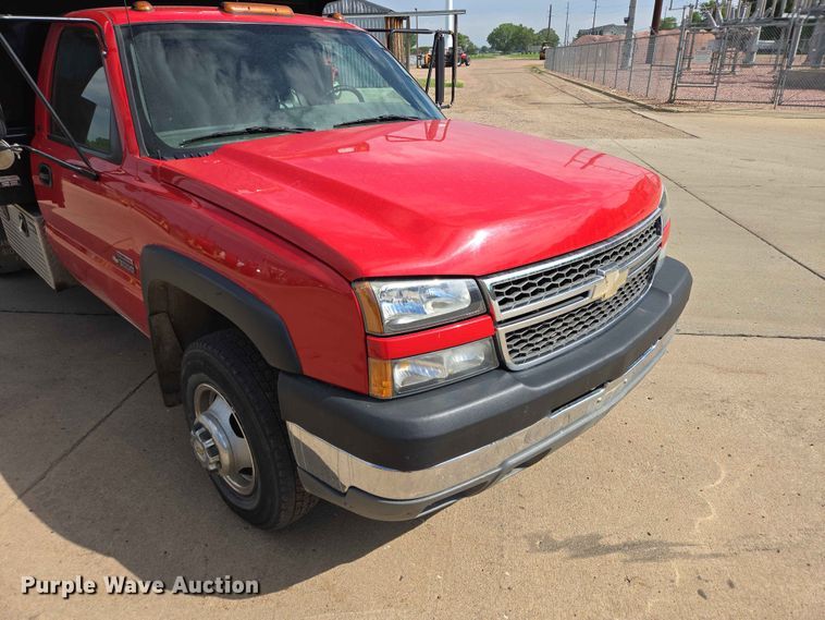 image for item ER1725 2005 Chevrolet Silverado 3500 dump bed pickup truck