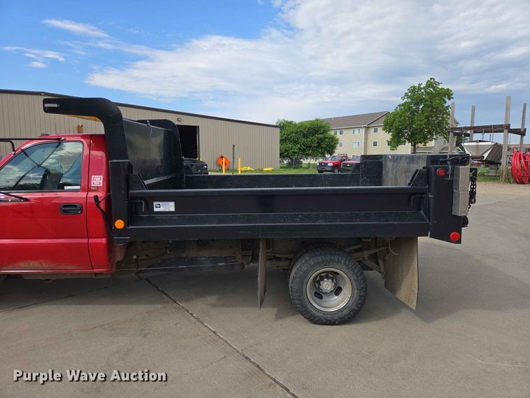 image for item ER1725 2005 Chevrolet Silverado 3500 dump bed pickup truck