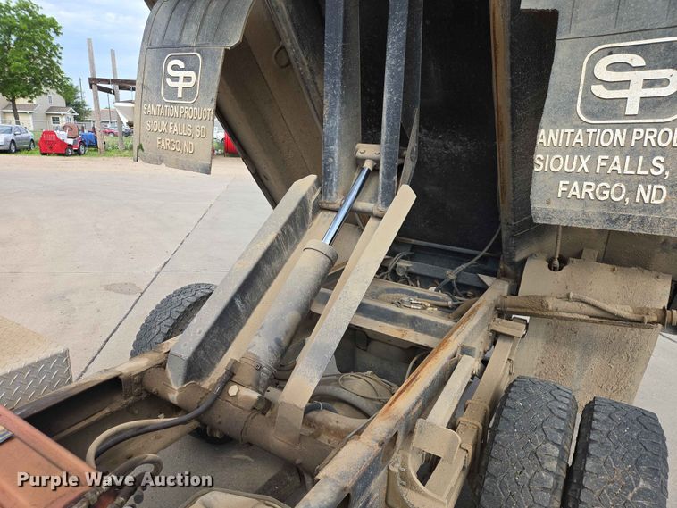 image for item ER1725 2005 Chevrolet Silverado 3500 dump bed pickup truck