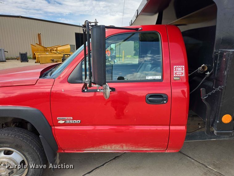 image for item ER1725 2005 Chevrolet Silverado 3500 dump bed pickup truck