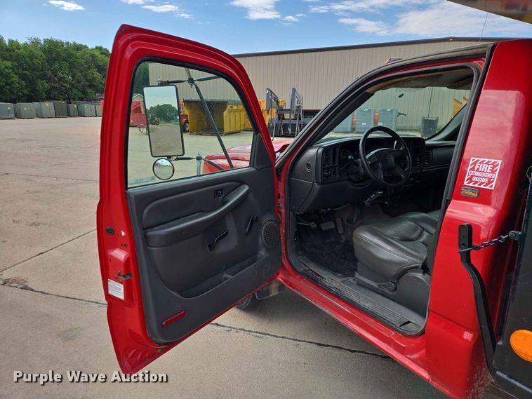 image for item ER1725 2005 Chevrolet Silverado 3500 dump bed pickup truck