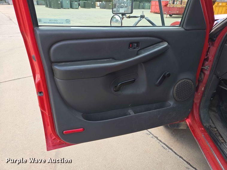 image for item ER1725 2005 Chevrolet Silverado 3500 dump bed pickup truck