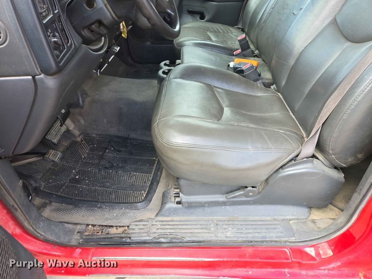 image for item ER1725 2005 Chevrolet Silverado 3500 dump bed pickup truck