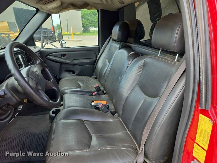 image for item ER1725 2005 Chevrolet Silverado 3500 dump bed pickup truck