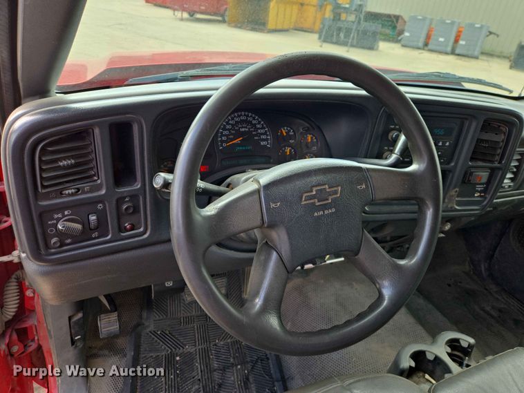 image for item ER1725 2005 Chevrolet Silverado 3500 dump bed pickup truck
