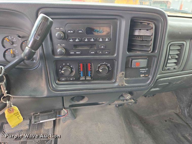 image for item ER1725 2005 Chevrolet Silverado 3500 dump bed pickup truck