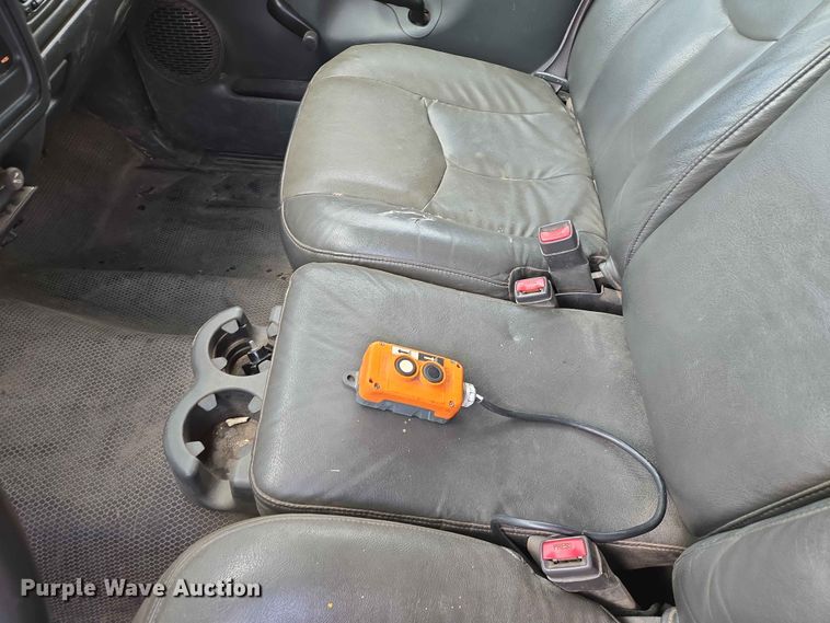 image for item ER1725 2005 Chevrolet Silverado 3500 dump bed pickup truck