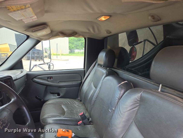 image for item ER1725 2005 Chevrolet Silverado 3500 dump bed pickup truck