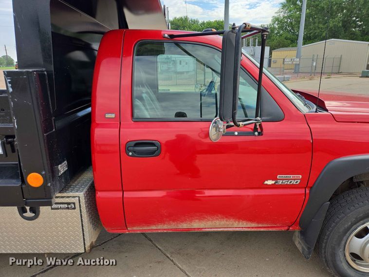 image for item ER1725 2005 Chevrolet Silverado 3500 dump bed pickup truck