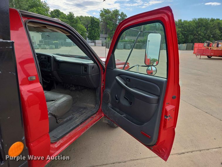 image for item ER1725 2005 Chevrolet Silverado 3500 dump bed pickup truck