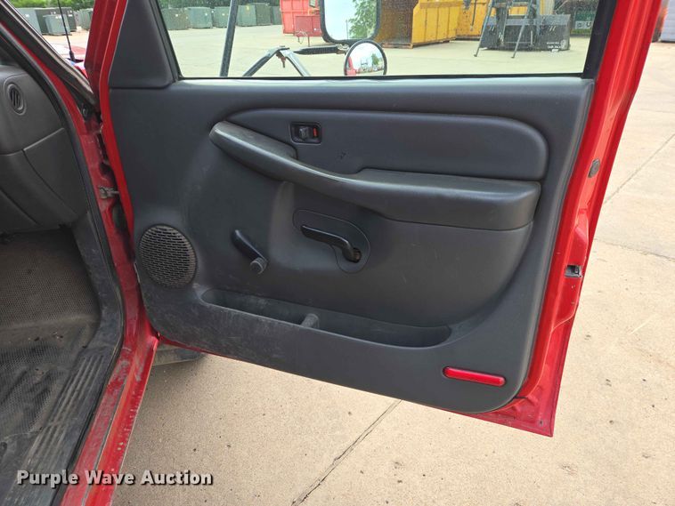 image for item ER1725 2005 Chevrolet Silverado 3500 dump bed pickup truck
